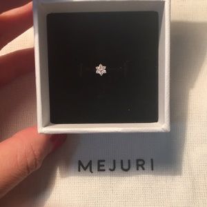 Mejuri -Flower stud earring-